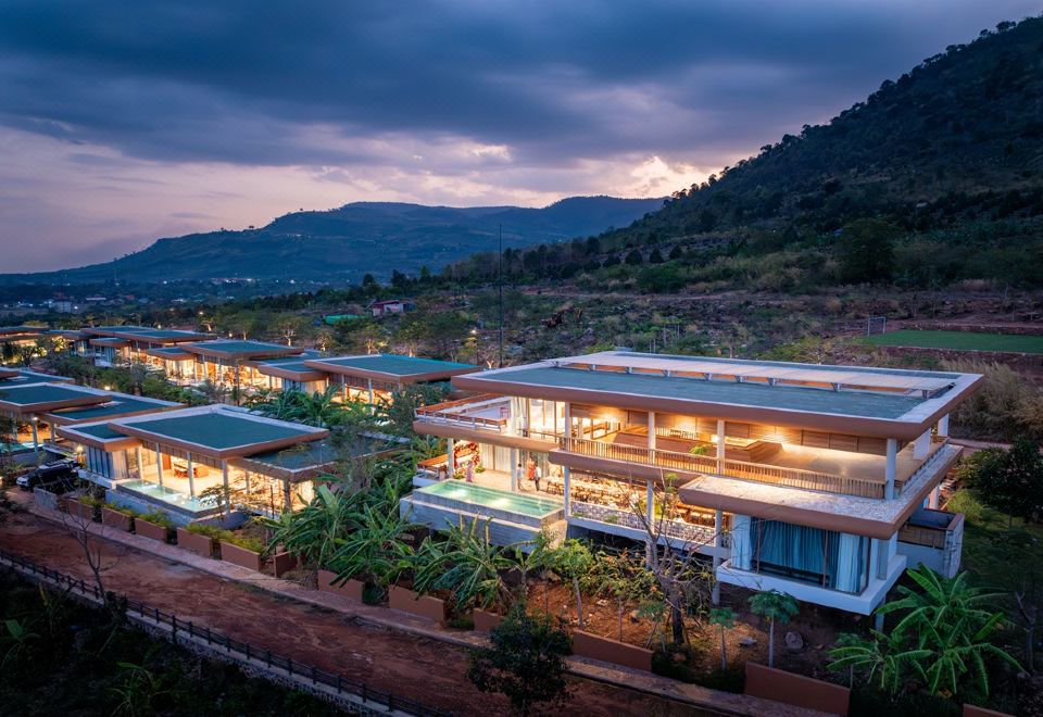Une vue nocturne de Amaya Kampot après le coucher du soleil
