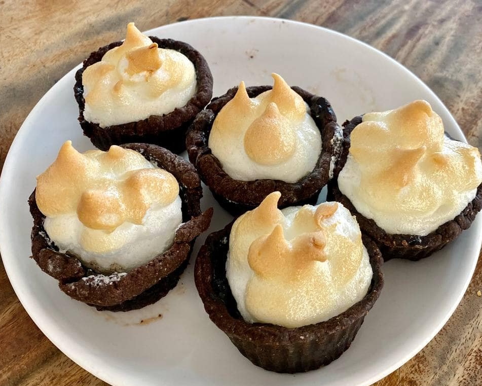 Tartelettes s’mores au chocolat, avec croûte graham et meringue grillée