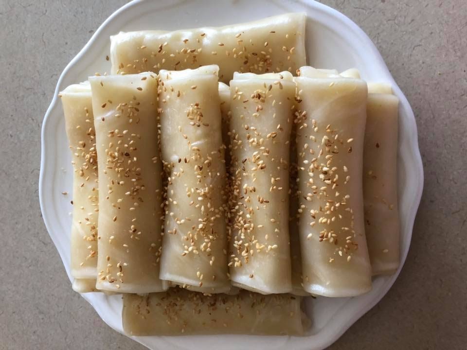 Rouleaux de riz vapeur au sésame blanc, dessert vietnamien traditionnel