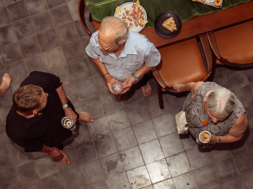 Un moment de partage autour de boissons à la villa Amaya, capturé en vue aérienne
