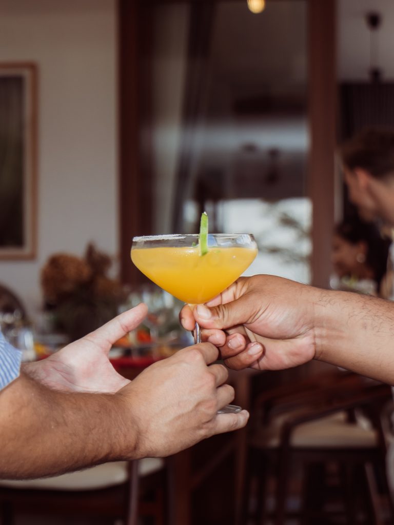Un membre de l’équipe Amaya servant une boisson à un invité