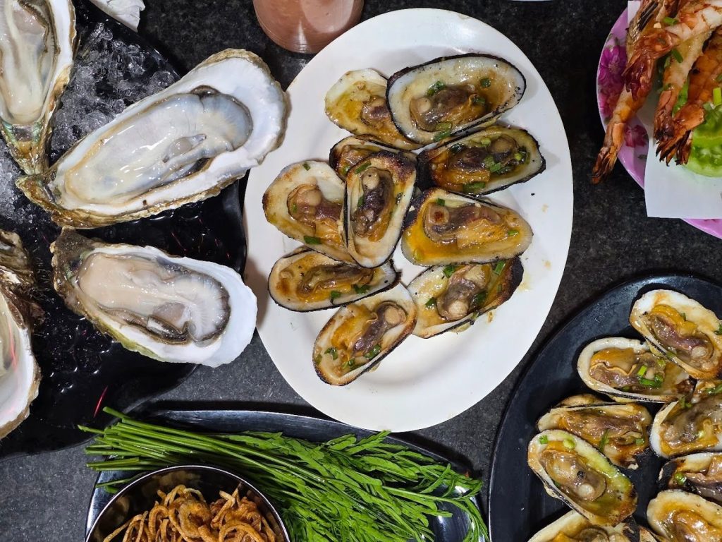 Huîtres grillées crues et assaisonnées.